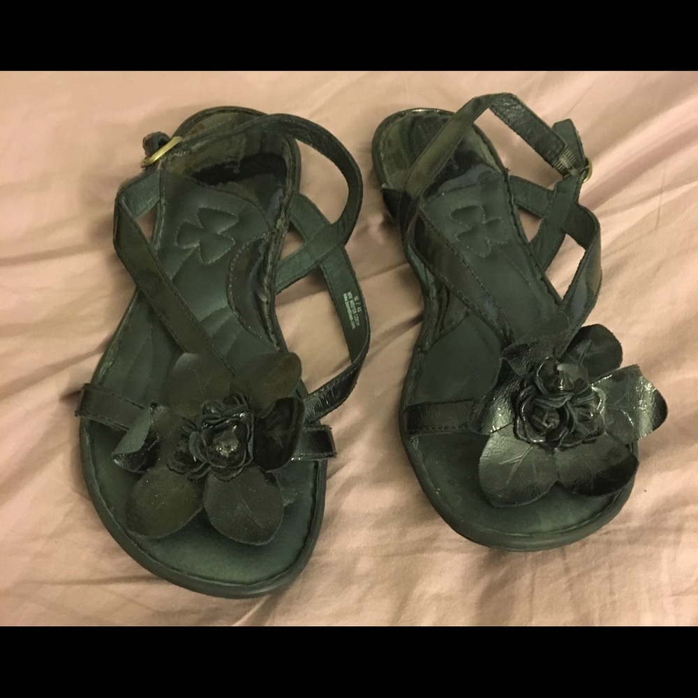 GUC Born black leather sandals with flower detail